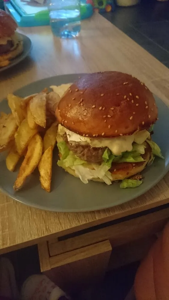 Burger Maison Et Ses Frites Fraîche Maison